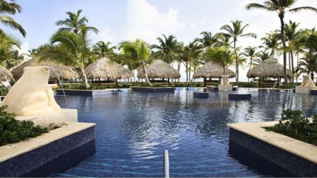 Frente a la vista marítima de una de las mejores 10 playas del mundo, Barceló tiene una playa de 2 km; la mejor en Punta Cana y protegida por un arrecife de coral que hace la pristina perfectamente calmada. El hotel se encuentra en este mágico lugar y se caracteriza por sus increíbles niveles de confort y descanso. Esto lo hace posible debido a sus nuevas habitaciones “B-Room” que combina tecnología con las mejores camas del mercado al igual que duchas de efecto de lluvia. El Bávaro Palace Deluxe es el lugar ideal para los amantes de la buena comida, ya que ofrece una experiencia gourmet única con sus 11 restaurantes diversos desde cocina japonesa hasta la cocina tradicional mexicana, y a la vez incluyendo carnes, pescados y cocina internacional.