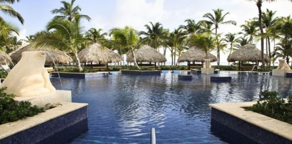 Frente a la vista marítima de una de las mejores 10 playas del mundo, Barceló tiene una playa de 2 km; la mejor en Punta Cana y protegida por un arrecife de coral que hace la pristina perfectamente calmada. El hotel se encuentra en este mágico lugar y se caracteriza por sus increíbles niveles de confort y descanso. Esto lo hace posible debido a sus nuevas habitaciones “B-Room” que combina tecnología con las mejores camas del mercado al igual que duchas de efecto de lluvia. El Bávaro Palace Deluxe es el lugar ideal para los amantes de la buena comida, ya que ofrece una experiencia gourmet única con sus 11 restaurantes diversos desde cocina japonesa hasta la cocina tradicional mexicana, y a la vez incluyendo carnes, pescados y cocina internacional.